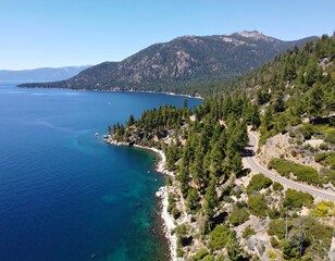 Obraz premium Scenic lake and mountain vista