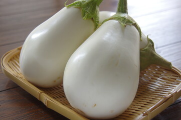 ザルに肺蔦白ナス　白ナス