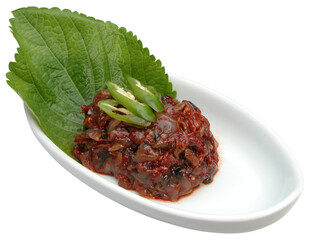 청양고추와 깻잎으로 장식한 양념 조개젓