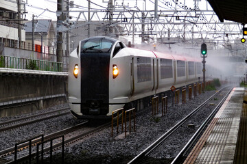 雨の中を疾走する特急列車
