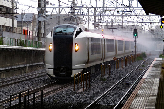 雨の中を疾走する特急列車