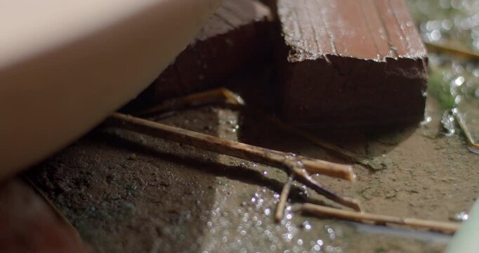 Water flows from the hose caused by ineffective clamping.Water drips from the faucet.