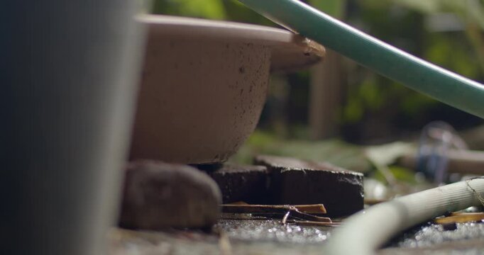 Water flows from the hose caused by ineffective clamping.Water drips from the faucet.