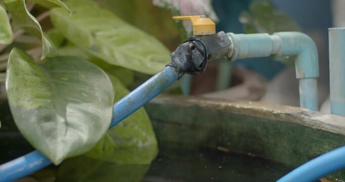 Water flows from the hose caused by ineffective clamping.Using rubber to tie hoses causes damage over time.Water drips from the faucet