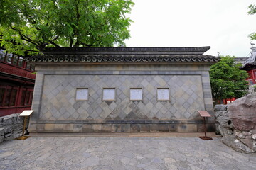 Obraz premium Yu Garden (Yuyuan), a garden built in 1577 with lots of pavilions, ponds, bridges and traditional buildings in Shanghai China 