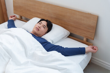ベッドで休む憂鬱な男性