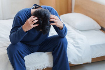 ベッドで落ち込む男性