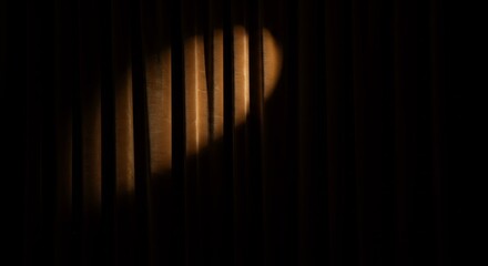 暗闇の中の縦縞模様の光と影