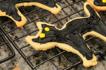 Decorating Halloween Cat Shaped Sugar Cookies