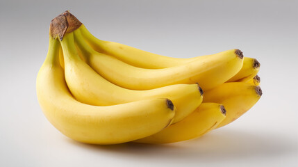 甘くておいしそうな一房のバナナが白い背景で撮影された静物写真