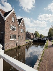 Obraz premium Charming canal walks historic dutch town photography scenic daylight urban exploration