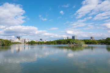 Fototapeta premium 福岡市の観光名所「大濠公園」。南西側から鴨島、松島、柳嶋、観月橋を望む