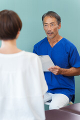 Obraz premium 整骨院の先生と患者