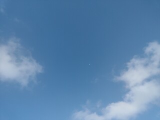 Nubes y La Luna