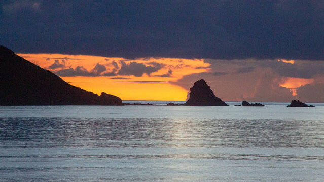 嵐の前の静けさ、劇的な夕暮れの雷雲と光のコントラスト