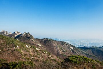 Fototapeta premium 서울시 도봉구에 있는 도봉산의 풍경.