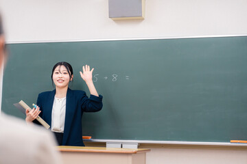 教室で授業をする女性の教師