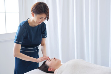 女性　エステティシャン　フェイシャルエステ