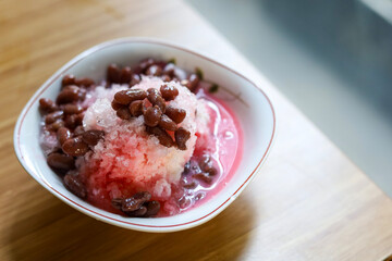 Es kacang merah. Red bean dessert.