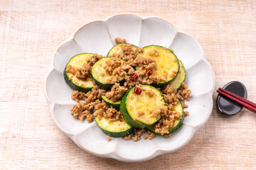 挽き肉とズッキーニのピリ辛炒め