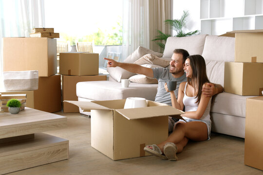 Couple moving home planning renovation together