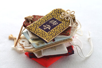 捨てれずに処分に困ったたくさんの御守り