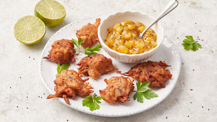 Onion balls with chutney