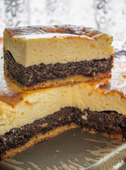 Cheesecake, a layered cake with a shortcrust base, poppy seeds and cheesecake in cross-section
