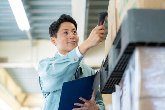 倉庫で仕事をするミドルの作業員