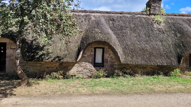 Ancienne grange avec lucarne ancienne et fen&ecirc;tre et toit de chaume