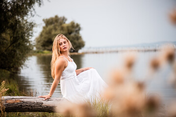Junge Frau / Seeufer