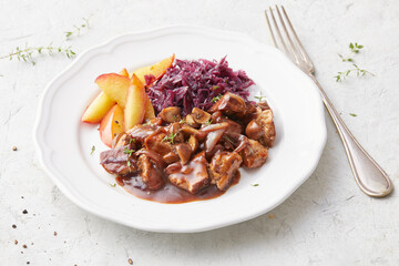 Tofu with apple and red cabbage