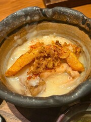 和食器の器にたっぷりのクリームスープが入った食事