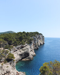 Paisagem da ilha Dugi Otok, Cro&aacute;cia, com praias, mar e vegeta&ccedil;&atilde;o