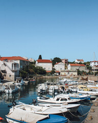 Paisagem da ilha Dugi Otok, Croácia, com praias, mar e vegetação