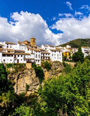 Obraz premium Picturesque mountainside town under a blue sky