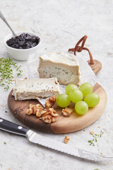 Camembert cranberries and red wine