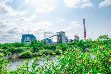 Obraz premium A sugar cane mill is a factory that processes sugar cane to produce raw sugar or plantation white sugar. Increasing air pollution to factory smoke.
