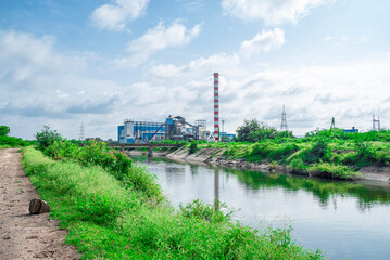 Obraz premium A sugar cane mill is a factory that processes sugar cane to produce raw sugar or plantation white sugar. Increasing air pollution to factory smoke.