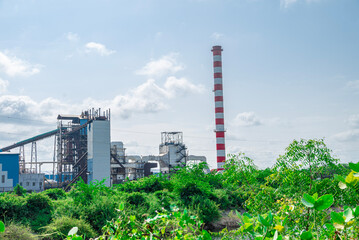 Obraz premium A sugar cane mill is a factory that processes sugar cane to produce raw sugar or plantation white sugar. Increasing air pollution to factory smoke.