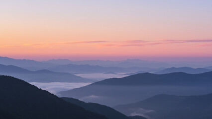 Obraz premium 안개 낀 산의 풍경