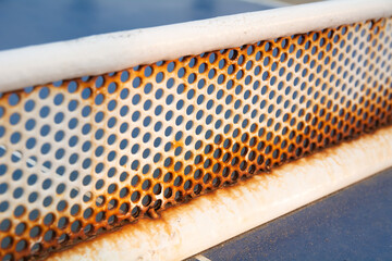 mesa de ping pong azul con malla de metal blanca