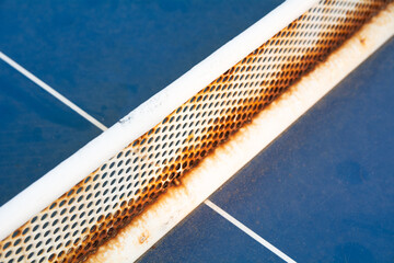 mesa de ping pong azul con malla de metal blanca