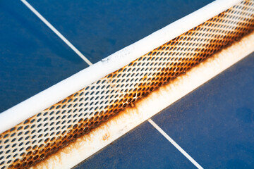 mesa de ping pong azul con malla de metal blanca