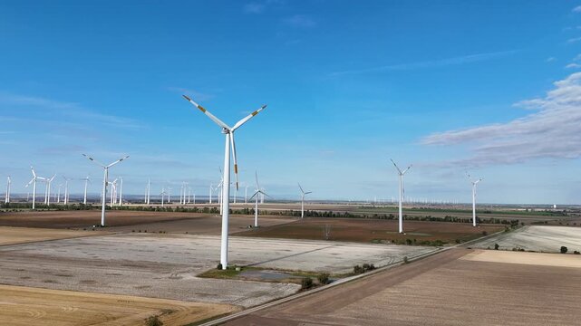 Panorama Luftaufnahme eines gro&szlig;en Windparks bei tierstehender Sonne in herbstlicher Landschaft. Symbol f&uuml;r erneuerbare Energie