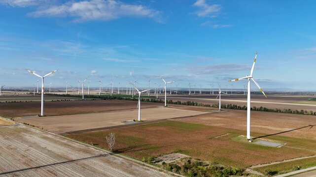 Panorama Luftaufnahme eines gro&szlig;en Windparks bei tierstehender Sonne in herbstlicher Landschaft. Symbol f&uuml;r erneuerbare Energie