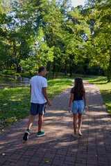Obraz premium Father and daughter spending time together in the park exercising and relaxing.