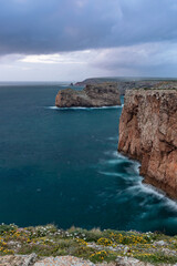 Obraz premium Die Felsen der Landspitze Ponta da Piedade bei Sagres in Portugal bei Sonnenuntergang