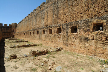 Embrasures de la courtine nord du château de Frangokastello près de Sfakia en Crète