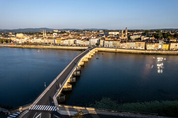 Fototapeta premium Vue aérienne de la ville de Mâcon avec un premier plan le pont Saint-Laurent franchissant la Saône et débouchant sur le quai Lamartine